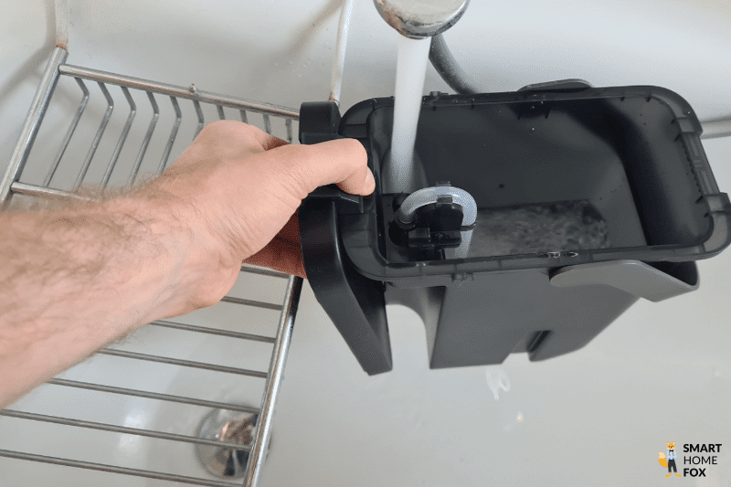 Wasser wird in den Frischwassertank des Roborock S7 Pro Ultra eingelassen